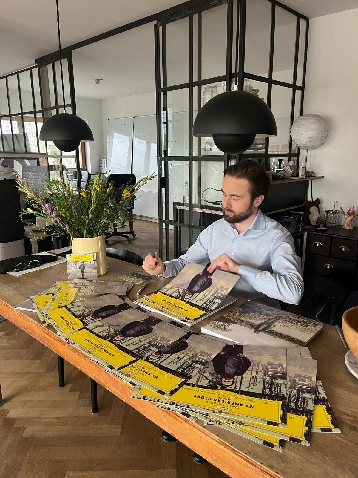 https://images.bravado.de/prod/product-assets/product-asset-data/trifonov-daniil/daniil-trifonov/products/509122/web/478152/image-thumb__478152__3000x3000_original/Daniil-Trifonov_My-American-Story-North_2CD-Digipack-signierte-Art-Card_s509122_o4853312_a478152_v12261849.607d0027.jpeg